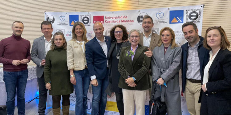 La Junta pone como ejemplo el trabajo de los IES ´Fernando Zobel y ´Lorenzo Hervás y Panduro´ en la formación para la humanización de la atención sanitaria