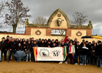 La Peña Taurina Los Encinares de Málaga del Fresno visita la ganadería Valdefresno