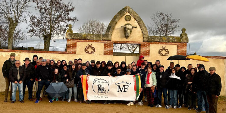 La Peña Taurina Los Encinares de Málaga del Fresno visita la ganadería Valdefresno