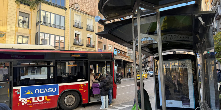 La Plaza de la Hispanidad “estrena” marquesina en su parada de autobús