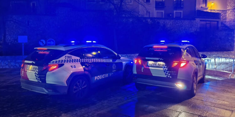 La Policía Local de Cuenca multa por sacar bebidas a la calle y orinar en la vía pública en la antesala de la Semana Santa