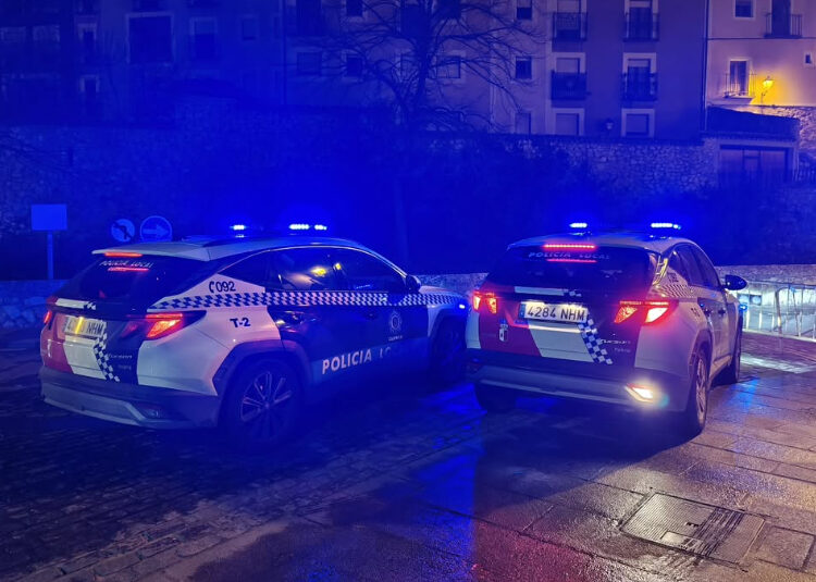 La Policía Local de Cuenca multa por sacar bebidas a la calle y orinar en la vía pública en la antesala de la Semana Santa
