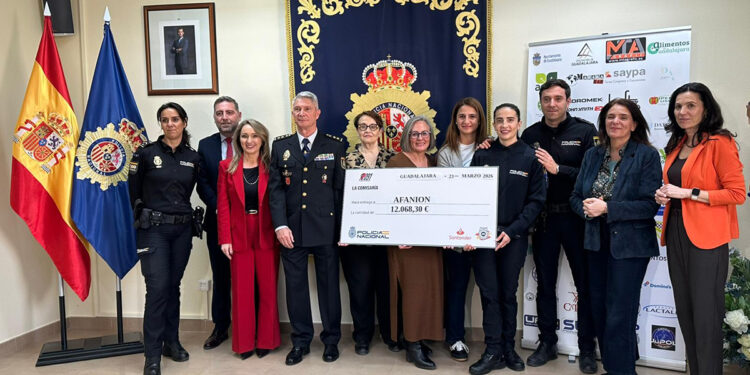 La Policía Nacional de Guadalajara entrega más de 12.000 euros a Afanion tras el éxito ciudadano de la primera Ruta 091