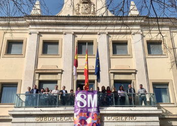 La Subdelegación en Cuenca despliega un cartel conmemorativo del 8M en su fachada