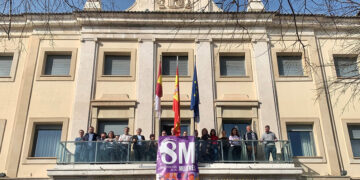 La Subdelegación en Cuenca despliega un cartel conmemorativo del 8M en su fachada