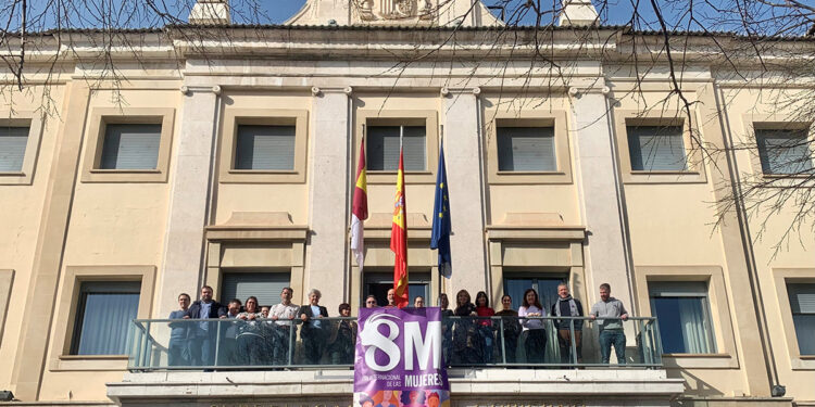 La Subdelegación en Cuenca despliega un cartel conmemorativo del 8M en su fachada 1 La Subdelegación en Cuenca despliega un cartel conmemorativo del 8M en su fachada