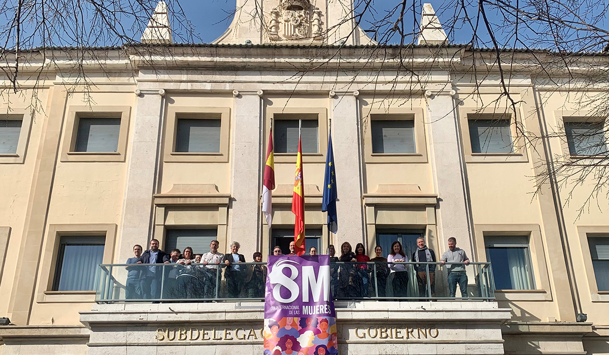 La Subdelegación en Cuenca despliega un cartel conmemorativo del 8M en su fachada 2 La Subdelegación en Cuenca despliega un cartel conmemorativo del 8M en su fachada