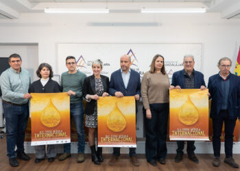 La localidad de Pastrana acogerá del 13 al 15 de marzo la XLV edición de la Feria Apícola Internacional, en la que tendrán un especial protagonismo las empresas españolas. Debido a las obras que se están realizando en el Convento de San Francisco, la feria se trasladará en esta ocasión al Palacio Ducal y a la Plaza de la Hora. La diputada delegada de Turismo de la Diputación de Guadalajara, Elena Cañeque, ha destacado durante su presentación que la Feria Apícola de Pastrana es “un referente a nivel nacional y una de las más relevantes de Europa”, subrayando además su capacidad de adaptación en los últimos años, incluso en momentos complicados como la pandemia, lo que ha permitido consolidarla como una de las citas más importantes del sector. Cañeque ha señalado que el hecho de que el recinto vuelva a estar completo refleja el interés que sigue despertando esta feria entre profesionales y empresas del sector apícola. Asimismo, ha recordado que la Diputación participa en la organización del evento y ha incrementado su aportación económica hasta los 60.000 euros, además de mantener otras líneas de apoyo al sector, como una convocatoria de 100.000 euros en ayudas destinadas a los apicultores de la provincia. El alcalde de Pastrana, Carlos Largo, ha destacado que alcanzar la 45 edición de esta feria es motivo de orgullo para el municipio y ha subrayado su importancia como motor económico y turístico para la localidad. Asimismo, ha señalado que el cambio de ubicación responde a las obras de rehabilitación del Convento de San Francisco, espacio que ha acogido la feria en los últimos años. Apicultores, protagonistas de la Feria En representación del Gobierno regional, Santos López, ha felicitado a la organización del evento y ha destacado el trabajo que se lleva a cabo desde el Centro de Investigación Apícola y Agroambiental de Marchamalo, que, según ha recordado el delegado, “es un referente a nivel internacional en cuanto a investigación apícola” y algunos de cuyos investigadores van a participar con ponencias en la Feria. Santos López ha manifestado el orgullo del Gobierno regional por la labor que se desarrolla en este centro y así como la satisfacción por contar con la Denominación de Origen Miel de la Alcarria. El delegado de Agricultura, Ganadería y Desarrollo Rural ha detallado que el sector apícola cuenta con 980 explotaciones en la provincia, en las que hay 42.735 colmenas, lo que representa el 20% del total de la región, porcentaje que se repite en cuanto a la producción, que en Guadalajara se sitúa en 750 toneladas. En cuanto al número de apicultores profesionales, Santos López, ha especificado que la cifra asciende a 74. Por su parte, el presidente de APAG, Juan José Laso, ha agradecido el respaldo de las administraciones y ha destacado el papel de los apicultores como “los auténticos protagonistas de esta feria”. Laso ha señalado que el sector atraviesa momentos complejos, marcados por el incremento de costes energéticos y la incertidumbre en los mercados, y ha advertido de que acuerdos comerciales internacionales como el tratado con Mercosur podrían afectar especialmente al sector apícola europeo. En este contexto, ha subrayado la importancia de apoyar la producción local y de calidad, recordando que “somos lo que comemos” y que la miel producida en el territorio representa un alimento de gran valor para la alimentación y para el medio rural. El presidente de la Asociación de Apicultores de Guadalajara, Ángel Marco, ha detallado que el programa incluirá ponencias técnicas, catas de miel, talleres y actividades divulgativas dirigidas tanto a profesionales como al público general. Entre las propuestas destacan catas comparativas con mieles de distintas indicaciones geográficas protegidas de España, talleres de elaboración de velas y de propóleo, así como conferencias centradas en los principales retos del sector, como las enfermedades de las abejas, el cambio climático o la amenaza de especies invasoras. Por último, la directora de la feria, Raquel Isidro, ha explicado que el cambio de ubicación responde a las obras de mejora del antiguo recinto, donde se proyecta la creación de un Museo de la Miel y un centro de interpretación que funcionará durante todo el año. También ha señalado que, debido a la menor capacidad del nuevo espacio, se ha tenido que realizar una selección de participantes, dando prioridad a los productores nacionales: “en total serán 30 expositores, con prácticamente la totalidad de empresas españolas y un único representante internacional procedente de Portugal”. Extenso programa de actividades La feria arrancará el viernes 13 de marzo con la inauguración oficial y la apertura de las primeras actividades, que incluirán la presentación del concurso infantil de dibujo y la inauguración de la exposición del concurso de fotografía relacionada con el mundo de la apicultura. A lo largo de la jornada se celebrará también una cata comentada de mieles, donde los asistentes podrán degustar variedades de la Denominación de Origen Miel de la Alcarria junto a otras mieles, además de un showcooking a cargo de Jesús Pardo, chef del restaurante Dama Juana. Durante el fin de semana, la feria continuará con jornadas técnicas, actividades divulgativas y propuestas dirigidas al público familiar, como talleres de elaboración de propóleos, visitas teatralizadas y diversas actividades infantiles en la Plaza de la Hora. La feria concluirá el domingo 15 de marzo con las últimas actividades: taller de elaboración de velas, showcooking a cargo de Carlos Gumiel, chef del restaurante Biosfera, y la entrega de premios de los distintos certámenes organizados durante el evento, que pondrán el broche final a tres días de actividades dedicadas al mundo de la apicultura, la miel y los productos derivados de las abejas.