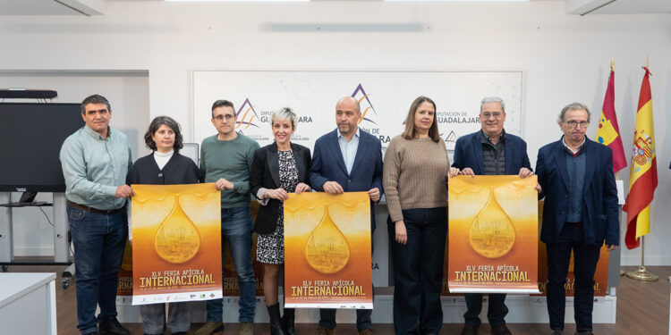 La localidad de Pastrana acogerá del 13 al 15 de marzo la XLV edición de la Feria Apícola Internacional, en la que tendrán un especial protagonismo las empresas españolas. Debido a las obras que se están realizando en el Convento de San Francisco, la feria se trasladará en esta ocasión al Palacio Ducal y a la Plaza de la Hora. La diputada delegada de Turismo de la Diputación de Guadalajara, Elena Cañeque, ha destacado durante su presentación que la Feria Apícola de Pastrana es “un referente a nivel nacional y una de las más relevantes de Europa”, subrayando además su capacidad de adaptación en los últimos años, incluso en momentos complicados como la pandemia, lo que ha permitido consolidarla como una de las citas más importantes del sector. Cañeque ha señalado que el hecho de que el recinto vuelva a estar completo refleja el interés que sigue despertando esta feria entre profesionales y empresas del sector apícola. Asimismo, ha recordado que la Diputación participa en la organización del evento y ha incrementado su aportación económica hasta los 60.000 euros, además de mantener otras líneas de apoyo al sector, como una convocatoria de 100.000 euros en ayudas destinadas a los apicultores de la provincia. El alcalde de Pastrana, Carlos Largo, ha destacado que alcanzar la 45 edición de esta feria es motivo de orgullo para el municipio y ha subrayado su importancia como motor económico y turístico para la localidad. Asimismo, ha señalado que el cambio de ubicación responde a las obras de rehabilitación del Convento de San Francisco, espacio que ha acogido la feria en los últimos años. Apicultores, protagonistas de la Feria En representación del Gobierno regional, Santos López, ha felicitado a la organización del evento y ha destacado el trabajo que se lleva a cabo desde el Centro de Investigación Apícola y Agroambiental de Marchamalo, que, según ha recordado el delegado, “es un referente a nivel internacional en cuanto a investigación apícola” y algunos de cuyos investigadores van a participar con ponencias en la Feria. Santos López ha manifestado el orgullo del Gobierno regional por la labor que se desarrolla en este centro y así como la satisfacción por contar con la Denominación de Origen Miel de la Alcarria. El delegado de Agricultura, Ganadería y Desarrollo Rural ha detallado que el sector apícola cuenta con 980 explotaciones en la provincia, en las que hay 42.735 colmenas, lo que representa el 20% del total de la región, porcentaje que se repite en cuanto a la producción, que en Guadalajara se sitúa en 750 toneladas. En cuanto al número de apicultores profesionales, Santos López, ha especificado que la cifra asciende a 74. Por su parte, el presidente de APAG, Juan José Laso, ha agradecido el respaldo de las administraciones y ha destacado el papel de los apicultores como “los auténticos protagonistas de esta feria”. Laso ha señalado que el sector atraviesa momentos complejos, marcados por el incremento de costes energéticos y la incertidumbre en los mercados, y ha advertido de que acuerdos comerciales internacionales como el tratado con Mercosur podrían afectar especialmente al sector apícola europeo. En este contexto, ha subrayado la importancia de apoyar la producción local y de calidad, recordando que “somos lo que comemos” y que la miel producida en el territorio representa un alimento de gran valor para la alimentación y para el medio rural. El presidente de la Asociación de Apicultores de Guadalajara, Ángel Marco, ha detallado que el programa incluirá ponencias técnicas, catas de miel, talleres y actividades divulgativas dirigidas tanto a profesionales como al público general. Entre las propuestas destacan catas comparativas con mieles de distintas indicaciones geográficas protegidas de España, talleres de elaboración de velas y de propóleo, así como conferencias centradas en los principales retos del sector, como las enfermedades de las abejas, el cambio climático o la amenaza de especies invasoras. Por último, la directora de la feria, Raquel Isidro, ha explicado que el cambio de ubicación responde a las obras de mejora del antiguo recinto, donde se proyecta la creación de un Museo de la Miel y un centro de interpretación que funcionará durante todo el año. También ha señalado que, debido a la menor capacidad del nuevo espacio, se ha tenido que realizar una selección de participantes, dando prioridad a los productores nacionales: “en total serán 30 expositores, con prácticamente la totalidad de empresas españolas y un único representante internacional procedente de Portugal”. Extenso programa de actividades La feria arrancará el viernes 13 de marzo con la inauguración oficial y la apertura de las primeras actividades, que incluirán la presentación del concurso infantil de dibujo y la inauguración de la exposición del concurso de fotografía relacionada con el mundo de la apicultura. A lo largo de la jornada se celebrará también una cata comentada de mieles, donde los asistentes podrán degustar variedades de la Denominación de Origen Miel de la Alcarria junto a otras mieles, además de un showcooking a cargo de Jesús Pardo, chef del restaurante Dama Juana. Durante el fin de semana, la feria continuará con jornadas técnicas, actividades divulgativas y propuestas dirigidas al público familiar, como talleres de elaboración de propóleos, visitas teatralizadas y diversas actividades infantiles en la Plaza de la Hora. La feria concluirá el domingo 15 de marzo con las últimas actividades: taller de elaboración de velas, showcooking a cargo de Carlos Gumiel, chef del restaurante Biosfera, y la entrega de premios de los distintos certámenes organizados durante el evento, que pondrán el broche final a tres días de actividades dedicadas al mundo de la apicultura, la miel y los productos derivados de las abejas.