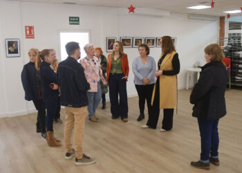 La consejera de Igualdad clausura en Cabanillas la exposición «Mujeres leyendo»