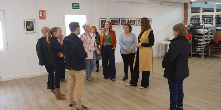 La consejera de Igualdad clausura en Cabanillas la exposición «Mujeres leyendo»