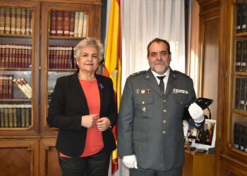 La subdelegada del Gobierno en Cuenca recibe en su despacho al conquense Félix Valverde por su ascenso a teniente coronel de la Guardia Civil