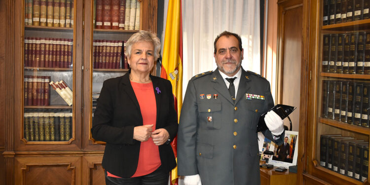 La subdelegada del Gobierno en Cuenca recibe en su despacho al conquense Félix Valverde por su ascenso a teniente coronel de la Guardia Civil