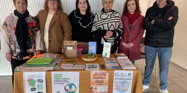 La subdelegada del Gobierno en Cuenca visita la mesa informativa de Alcer con motivo del Día Mundial del Riñón