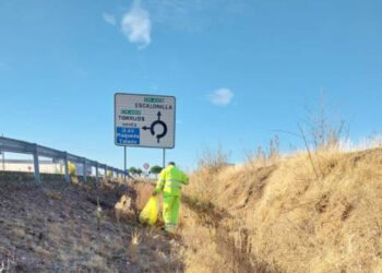 Las brigadas de carreteras del Gobierno regional recogen 8.853 bolsas de basura y 132.000 kilos de residuos de las cunetas y bordes de la Red regional de Carreteras Las brigadas de carreteras del Gobierno regional recogen 8.853 bolsas de basura y 132.000 kilos de residuos de las cunetas y bordes de la Red regional de Carreteras