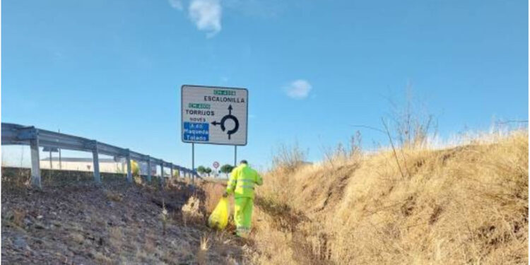 Las brigadas de carreteras del Gobierno regional recogen 8.853 bolsas de basura y 132.000 kilos de residuos de las cunetas y bordes de la Red regional de Carreteras