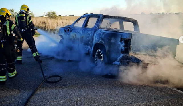 Los bomberos de Guadalajara evitan que el incendio de un todoterreno híbrido se extienda al campo en Robledillo