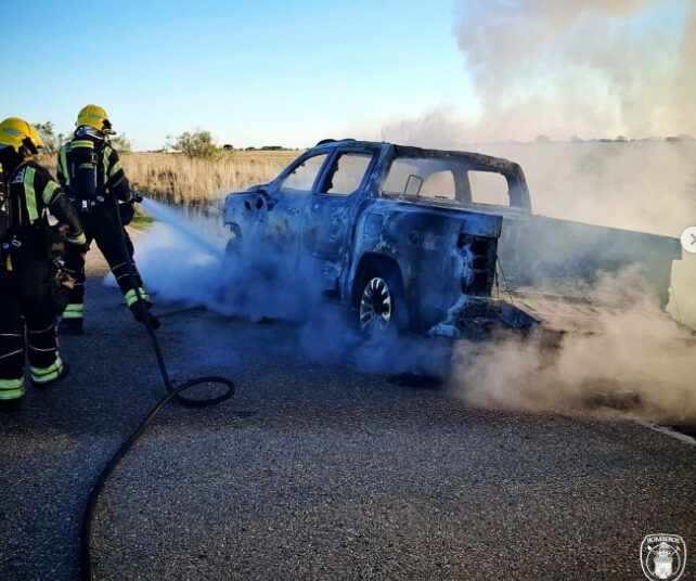Los bomberos de Guadalajara evitan que el incendio de un todoterreno híbrido se extienda al campo en Robledillo