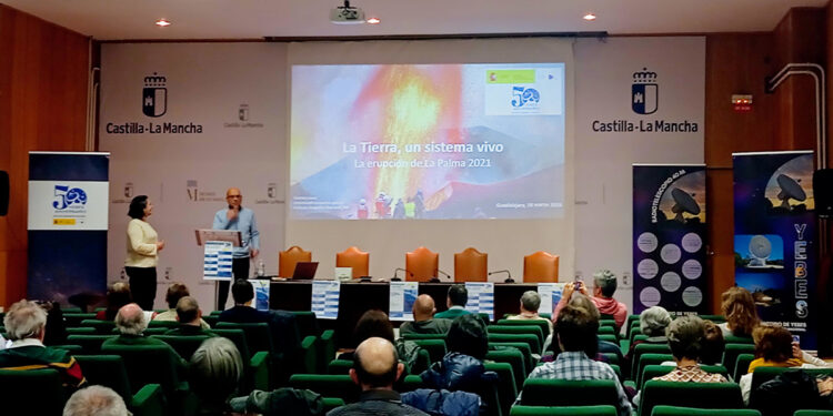 Los secretos del volcán de La Palma atraen a un numeroso público al Museo de Guadalajara en el aniversario de Yebes