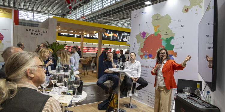 Los vinos con Denominación de Origen La Mancha continúan con su promoción en suelo europeo. En esta ocasión, han vuelto a Alemania en una de las citas ineludibles para el calendario del Consejo Regulador asistiendo a Prowein 2026 (del 15 al 17 de marzo). Una feria que afronta tiempos de ajustes estructurales y cambios ante el reto mundial en la caída de consumo, volumen y mercados ante un contexto internacional inestable y convulso. Celebrada en Düsseldorf, la próspera ciudad a orillas del Rin, al oeste de Alemania, Prowein ha pasado de convertirse en una la feria especializada del vino más importante del mundo a buscar una nueva transformación de su génesis e identidad, readaptando su concepto de feria como punto de encuentro profesional. Nuevos tiempos para mercados fieles Conscientes de una pérdida gradual de protagonismo en los últimos años, los responsables de la Messe Düsseldorf han planteado una nueva versión en Prowein 2026 con un reestructuración de sus espacios, reducción del número de pabellones, concentración optimización y espacial para una mejora en los efectividad temporal y traslado de los compradores durante sus visitas a los stands. La digitalización de los encuentros profesionales también ha buscado una mayor eficiencia en la concertación de citas y encuentros entre comerciales e importadores en una feria que sigue manteniendo su perfil como laboratorio de ideas para el pulso de las nuevas tendencias futuras. En este sentido, La presencia de la Denominación de Origen ha permanecido fiel con una nueva propuesta promocional a las nuevas apuestas sin renunciar a sus raíces más tradicionales. Aquí, los vinos blancos, como bien ha subrayado, Luis Martínez, responsable del departamento de Internacional del CRDO La Mancha, “reflejan la buena aceptación del público e interés por los vinos blancos”. Algo que posteriormente se ha dejado ver también en el posterior seminario realizado por la experta de la revista Mi vinum, Claudia Stern, Participación de los vinos manchegos En esta edición, Prowein 2026 ha contado con 4.000 expositores de más de 65 países, representando a más de 500 regiones vitivinícolas. Tras la anfitriona Alemania e Italia, España ha contado con una nutrida presencia de bodegas asistentes a Prowein 2026. La participación concreta de los vinos manchegos se ha circunscrito al stand de Castilla-La Mancha, donde han estado presentes en un túnel de cata. “En total, 23 bodegas y tres denominaciones de origen (Almansa, Jumilla y La Mancha) intentando generar toda la imagen de calidad de los vinos de la región”, como ha matizado Luis Quintín, responsable del IPEX-CLM. Retos para una feria como Prowein 2026 que ha buscado reinventarse en un mercado, el germano, que con 3.351.776 botellas adquiridas en 2025 y a pesar del acusado descenso del 34 %, sigue siendo el principal cliente para las bodegas con Denominación de Origen La Mancha. Bodegas participantes en Prowein 2026 Prowein sigue mostrando la importancia del mercado alemán para las bodegas manchegas. De hecho, han participado en las actividades las siguientes bodegas: o Bodegas Ayuso o Bodegas Campoameno o Bodegas Campos Reales o Bodegas Cristo de la Vega o Bodegas El Progreso o Bodegas Entremontes o Bodegas La Remediadora o Bodegas Latúe o Bodegas Puente de Rus o Bodegas Verdúguez o Bodegas Yuntero o Félix Solís o Finca Antigua o Hammeken Cellars S.L o J. García Carrión o Virgen de las Viñas