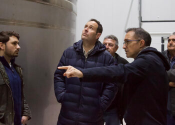 Martín-Buro reclama menos trabas y más apoyo para el campo conquense tras visitar la Cooperativa Iniestense