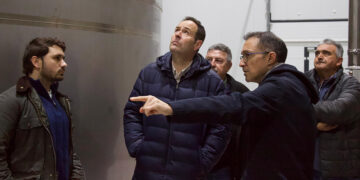 Martín-Buro reclama menos trabas y más apoyo para el campo conquense tras visitar la Cooperativa Iniestense