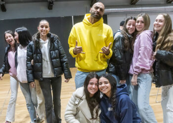 Más de 250 jóvenes participan en el taller sobre salud mental con el rapero y comunicador El Chojín