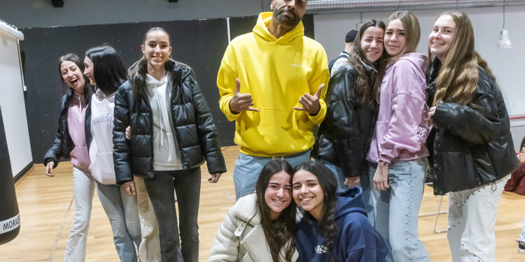 Más de 250 jóvenes participan en el taller sobre salud mental con el rapero y comunicador El Chojín