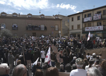 Más de un millar de personas claman en Campos del Paraíso contra las plantas de biogás