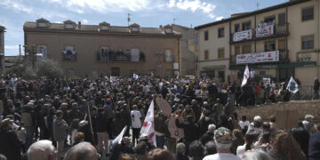 Más de un millar de personas claman en Campos del Paraíso contra las plantas de biogás
