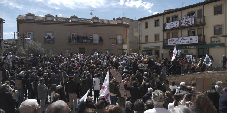 Más de un millar de personas claman en Campos del Paraíso contra las plantas de biogás