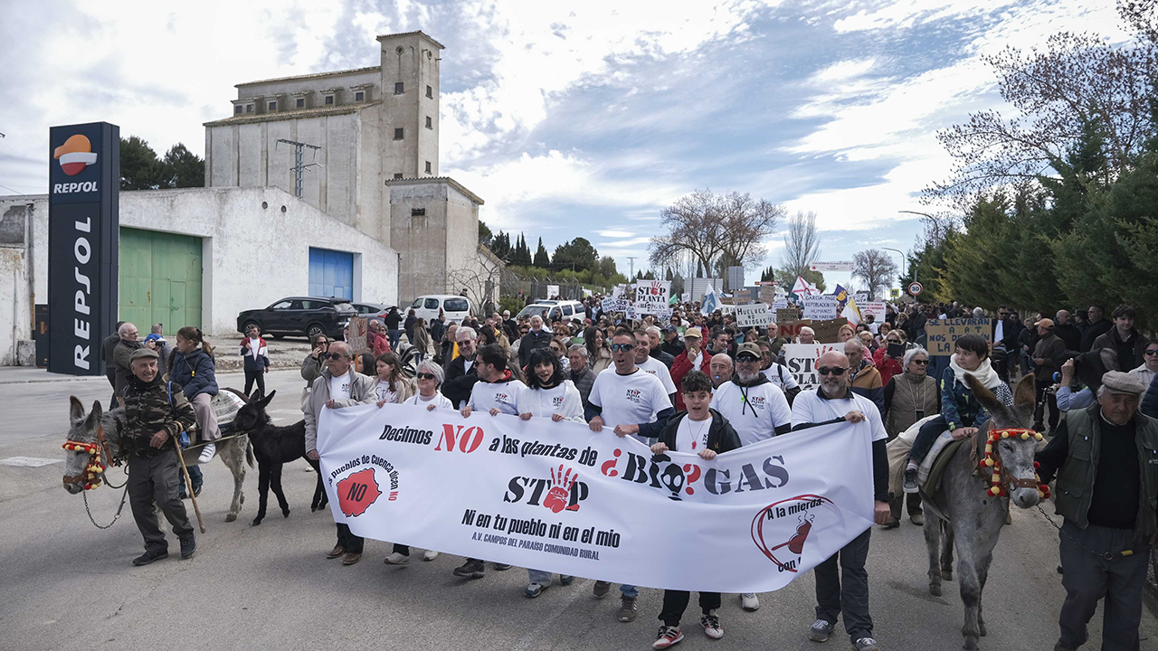 Más de un millar de personas claman en Campos del Paraíso contra las plantas de biogás