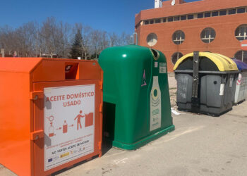 Tarancón cuenta con nuevos contenedores de reciclaje de aceite doméstico en todos los barrios de la ciudad en el marco del convenio de recogida de residuos de la Diputación provincial con el Ayuntamiento. La concejala de Medio Ambiente, Elisa Sánchez, remarca que “el objetivo es facilitar el reciclaje de este residuo tan contaminante a todos los vecinos y vecinas, y agradecemos que se haya ampliado la red de contenedores naranjas con cinco más en los distintos barrios de Tarancón”. Los nuevos puntos de recogida selectiva, en este caso de color naranja, se han instalado en la calle San Isidro (detrás del campo de deportes San Isidro); en el Centro de Adultos Altomira, en la plaza del Ayuntamiento, en la calle Comuneros de Castilla (junto a la Parroquia de San Víctor y Santa Corona) y en la calle Joaquín Rodríguez Cagancho (cerca de la escuela infantil Santa Quiteria). Estos nuevos contenedores para la recogida de aceite doméstico lucen carteles en los que se especifica que debe depositarse en botellas de plástico transparente y cerradas. Además, se recuerda la prohibición de verter aceite de motor. Otros puntos de recogida También existen contenedores naranjas en las inmediaciones del colegio Duque de Riánsares (en la calle Séneca), en la calle General Emilio Villaescusa (a la altura de “Las 300”) y en el entorno de la antigua estación de tren.