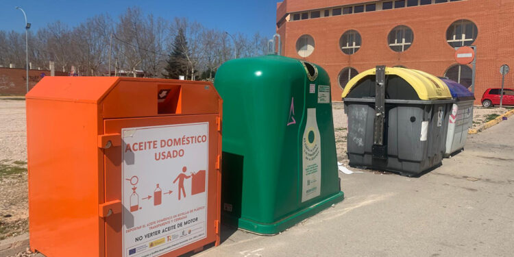 Tarancón cuenta con nuevos contenedores de reciclaje de aceite doméstico en todos los barrios de la ciudad en el marco del convenio de recogida de residuos de la Diputación provincial con el Ayuntamiento. La concejala de Medio Ambiente, Elisa Sánchez, remarca que “el objetivo es facilitar el reciclaje de este residuo tan contaminante a todos los vecinos y vecinas, y agradecemos que se haya ampliado la red de contenedores naranjas con cinco más en los distintos barrios de Tarancón”. Los nuevos puntos de recogida selectiva, en este caso de color naranja, se han instalado en la calle San Isidro (detrás del campo de deportes San Isidro); en el Centro de Adultos Altomira, en la plaza del Ayuntamiento, en la calle Comuneros de Castilla (junto a la Parroquia de San Víctor y Santa Corona) y en la calle Joaquín Rodríguez Cagancho (cerca de la escuela infantil Santa Quiteria). Estos nuevos contenedores para la recogida de aceite doméstico lucen carteles en los que se especifica que debe depositarse en botellas de plástico transparente y cerradas. Además, se recuerda la prohibición de verter aceite de motor. Otros puntos de recogida También existen contenedores naranjas en las inmediaciones del colegio Duque de Riánsares (en la calle Séneca), en la calle General Emilio Villaescusa (a la altura de “Las 300”) y en el entorno de la antigua estación de tren.