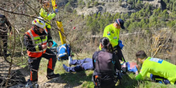 Operativo contrarreloj en Cuenca rescatan a un motorista accidentado en la senda de las Angustias