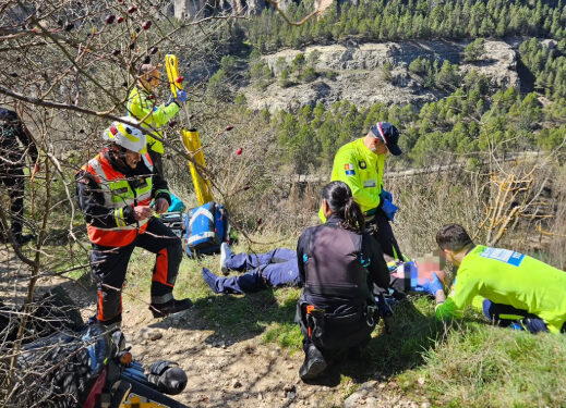 Operativo contrarreloj en Cuenca rescatan a un motorista accidentado en la senda de las Angustias