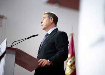 El presidente de Castilla-La Mancha, Emiliano García-Page, ha anunciado esta mañana que “el próximo martes aprobaremos 40 millones de euros para promoción empresarial y seguir insuflando, apostando, apoyando” el desarrollo del tejido económico regional, en el marco del Plan Adelante Inversión, diseñado como “un estímulo más para que la economía en esta región tenga una pauta de estabilidad, de certidumbre y, en definitiva, de horizonte despejado”. Así lo ha dado a conocer el presidente autonómico en el acto de firma del Programa de Apoyo Activo al Empleo de Castilla-La Mancha, un acuerdo suscrito con las cinco diputaciones provinciales para promover la contratación de miles de personas desempleadas, con especial atención a aquellas que se hallan en situación de especial vulnerabilidad. En el Palacio de Fuensalida, García-Page ha subrayado que “ahora mismo se está produciendo en la región un microambiente de entendimiento social y cohesión que, francamente, es más que saludable”, especialmente “en medio del frentismo que se vive en la política general en España, y no solo en España”. En la firma del que ya es el décimo programa de estas características que aborda el presidente regional y en el marco de “toda una estrategia de reacción frente a la crisis que nos encontramos al tomar posesión”, cuando “la situación era enormemente grave tras una caída abrupta”, García-Page ha reseñado que, “afortunadamente, el plan de hoy es muy diferente al primero, como muy diferente era la realidad que estábamos gobernando entonces”. Igualmente, ha considerado que “van a seguir siendo necesarios planes como este”, resaltando que, en próximos años, este tipo de iniciativas “tendremos que vincularlas a pasarelas para toda la gente que se vea desplazada de la inteligencia artificial, que va a operar cambios tremendos en el mercado de trabajo, en los estudios y en la forma de plantearse, incluso, la vida para muchos jóvenes”, en lo que será “un reto para las empresas y un desafío para los sindicatos”. El ‘Contrato Joven’ estará listo a la vuelta de Semana Santa Todavía sobre ayudas a la contratación, Emiliano García-Page ha adelantado que “a la vuelta de Semana Santa” el Gobierno autonómico lanzará la convocatoria ‘Contrato Joven’, “con ayudas de entre 6.000 y 10.000 euros para la contratación específica de jóvenes”, planteando “facilidades y pasarelas a los chicos y chicas para encontrar el adecuado puesto de trabajo”. Todo ello en un momento en el que “celebramos que la gente que está estudiando Formación Profesional sale con un 85% del grado de empleabilidad o que las opciones de quienes estudian en la universidad son infinitamente mayores” que años atrás, una coyuntura que “nos hace ser optimistas y, al mismo tiempo, ser reincidentes, porque estos planes siempre van a ser necesarios”, ha reseñado el presidente autonómico en referencia a las políticas públicas encaminadas a crear empleo. Las Cortes aprueban, este jueves, medidas de estímulo a la compra de vivienda En este contexto, el jefe del Ejecutivo regional ha subrayado que, este jueves, las Cortes de Castilla-La Mancha aprobarán “importantes deducciones fiscales para estimular la compra de vivienda a los jóvenes” de la Comunidad Autónoma. Se trata de “reducciones de impuestos y créditos a tipo cero para completar aquello que los bancos no llegan a dar”, ha precisado, en un momento en el que “no podemos estar esperando a que haya un gran consenso nacional y estar cruzados de brazos”. De igual modo, García-Page ha recalcado que “no podemos pensar que dos generaciones, al menos, se vean condenadas a no encontrar vivienda”, al tiempo que ha apremiado a “construir, en España, muchas más viviendas de las que se hacen” y a “repartir mejor el mercado existente”. El “agujero financiero” que genera la guerra En su intervención, el presidente del Gobierno autonómico ha incidido en el impacto negativo que la situación internacional tiene sobre Castilla-La Mancha, aseverando que “esta guerra le va a producir un agujero financiero a la Comunidad Autónoma de, al menos, 30 millones de euros al mes”, por lo que ha reiterado su deseo de paz, principalmente, “por las razones morales de fondo”. Junto a Emiliano García-Page han suscrito este acuerdo la consejera de Economía, Empresas y Empleo, Patricia Franco; los presidentes de la Diputación Provincial de Albacete, Santiago Cabañero; de la Diputación de Ciudad Real, Miguel Ángel Valverde; de la de Guadalajara, José Luis Vega; de la de Toledo, María Concepción Cedillo; y en representación del Gobierno provincial de Cuenca, ha rubricado su adhesión a este Programa su vicepresidenta Tercera, Emma Cano.