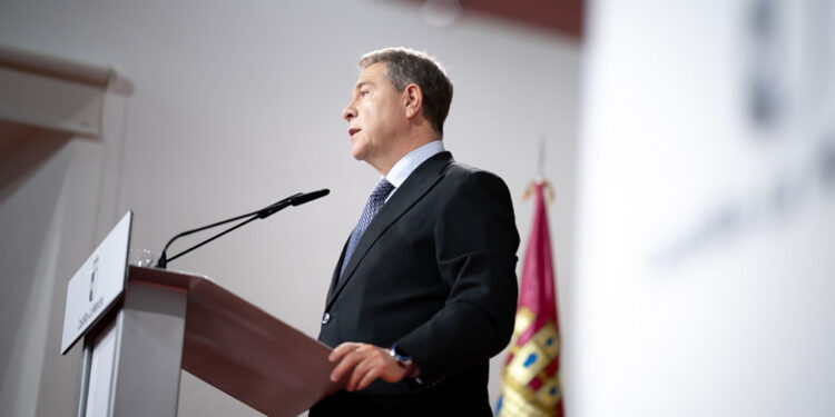 El presidente de Castilla-La Mancha, Emiliano García-Page, ha anunciado esta mañana que “el próximo martes aprobaremos 40 millones de euros para promoción empresarial y seguir insuflando, apostando, apoyando” el desarrollo del tejido económico regional, en el marco del Plan Adelante Inversión, diseñado como “un estímulo más para que la economía en esta región tenga una pauta de estabilidad, de certidumbre y, en definitiva, de horizonte despejado”. Así lo ha dado a conocer el presidente autonómico en el acto de firma del Programa de Apoyo Activo al Empleo de Castilla-La Mancha, un acuerdo suscrito con las cinco diputaciones provinciales para promover la contratación de miles de personas desempleadas, con especial atención a aquellas que se hallan en situación de especial vulnerabilidad. En el Palacio de Fuensalida, García-Page ha subrayado que “ahora mismo se está produciendo en la región un microambiente de entendimiento social y cohesión que, francamente, es más que saludable”, especialmente “en medio del frentismo que se vive en la política general en España, y no solo en España”. En la firma del que ya es el décimo programa de estas características que aborda el presidente regional y en el marco de “toda una estrategia de reacción frente a la crisis que nos encontramos al tomar posesión”, cuando “la situación era enormemente grave tras una caída abrupta”, García-Page ha reseñado que, “afortunadamente, el plan de hoy es muy diferente al primero, como muy diferente era la realidad que estábamos gobernando entonces”. Igualmente, ha considerado que “van a seguir siendo necesarios planes como este”, resaltando que, en próximos años, este tipo de iniciativas “tendremos que vincularlas a pasarelas para toda la gente que se vea desplazada de la inteligencia artificial, que va a operar cambios tremendos en el mercado de trabajo, en los estudios y en la forma de plantearse, incluso, la vida para muchos jóvenes”, en lo que será “un reto para las empresas y un desafío para los sindicatos”. El ‘Contrato Joven’ estará listo a la vuelta de Semana Santa Todavía sobre ayudas a la contratación, Emiliano García-Page ha adelantado que “a la vuelta de Semana Santa” el Gobierno autonómico lanzará la convocatoria ‘Contrato Joven’, “con ayudas de entre 6.000 y 10.000 euros para la contratación específica de jóvenes”, planteando “facilidades y pasarelas a los chicos y chicas para encontrar el adecuado puesto de trabajo”. Todo ello en un momento en el que “celebramos que la gente que está estudiando Formación Profesional sale con un 85% del grado de empleabilidad o que las opciones de quienes estudian en la universidad son infinitamente mayores” que años atrás, una coyuntura que “nos hace ser optimistas y, al mismo tiempo, ser reincidentes, porque estos planes siempre van a ser necesarios”, ha reseñado el presidente autonómico en referencia a las políticas públicas encaminadas a crear empleo. Las Cortes aprueban, este jueves, medidas de estímulo a la compra de vivienda En este contexto, el jefe del Ejecutivo regional ha subrayado que, este jueves, las Cortes de Castilla-La Mancha aprobarán “importantes deducciones fiscales para estimular la compra de vivienda a los jóvenes” de la Comunidad Autónoma. Se trata de “reducciones de impuestos y créditos a tipo cero para completar aquello que los bancos no llegan a dar”, ha precisado, en un momento en el que “no podemos estar esperando a que haya un gran consenso nacional y estar cruzados de brazos”. De igual modo, García-Page ha recalcado que “no podemos pensar que dos generaciones, al menos, se vean condenadas a no encontrar vivienda”, al tiempo que ha apremiado a “construir, en España, muchas más viviendas de las que se hacen” y a “repartir mejor el mercado existente”. El “agujero financiero” que genera la guerra En su intervención, el presidente del Gobierno autonómico ha incidido en el impacto negativo que la situación internacional tiene sobre Castilla-La Mancha, aseverando que “esta guerra le va a producir un agujero financiero a la Comunidad Autónoma de, al menos, 30 millones de euros al mes”, por lo que ha reiterado su deseo de paz, principalmente, “por las razones morales de fondo”. Junto a Emiliano García-Page han suscrito este acuerdo la consejera de Economía, Empresas y Empleo, Patricia Franco; los presidentes de la Diputación Provincial de Albacete, Santiago Cabañero; de la Diputación de Ciudad Real, Miguel Ángel Valverde; de la de Guadalajara, José Luis Vega; de la de Toledo, María Concepción Cedillo; y en representación del Gobierno provincial de Cuenca, ha rubricado su adhesión a este Programa su vicepresidenta Tercera, Emma Cano.