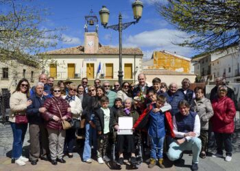 Pareja rinde homenaje a Luisa Quero Sánchez en su centenario, una vida unida al pueblo y a su gente