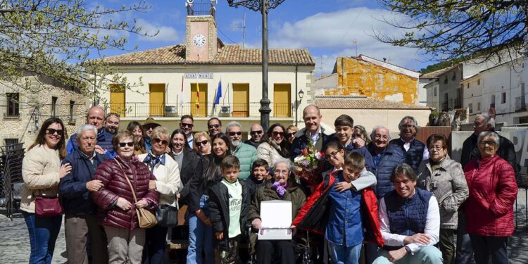 Pareja rinde homenaje a Luisa Quero Sánchez en su centenario, una vida unida al pueblo y a su gente