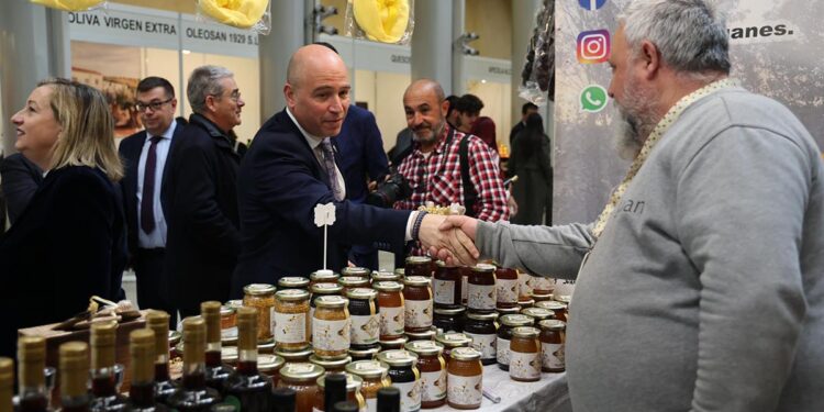 Pastrana cierra una gran Feria Apícola 1 Pastrana cierra una gran Feria Apícola