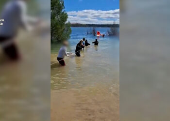 Rescatados ilesos tras volcar su barca junto al camping de Buendía