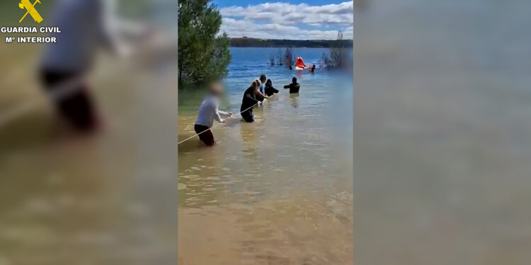 Rescatados ilesos tras volcar su barca junto al camping de Buendia 2