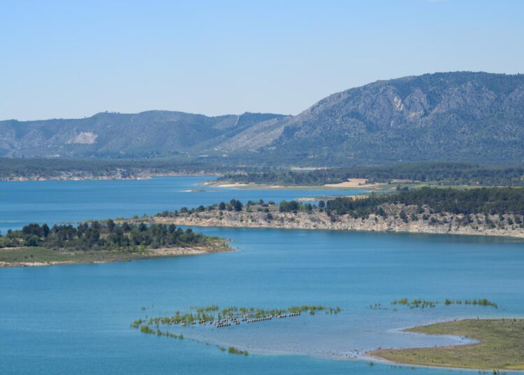 Rescatados ilesos tras volcar su barca junto al camping de Buendía