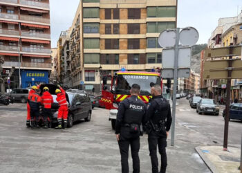 Susto en el centro de Cuenca una conductora escapa a tiempo de su coche en llamas en la plaza de la Constitución