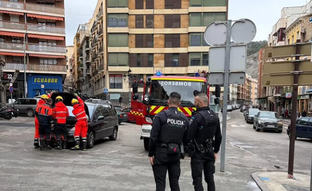 Susto en el centro de Cuenca una conductora escapa a tiempo de su coche en llamas en la plaza de la Constitución