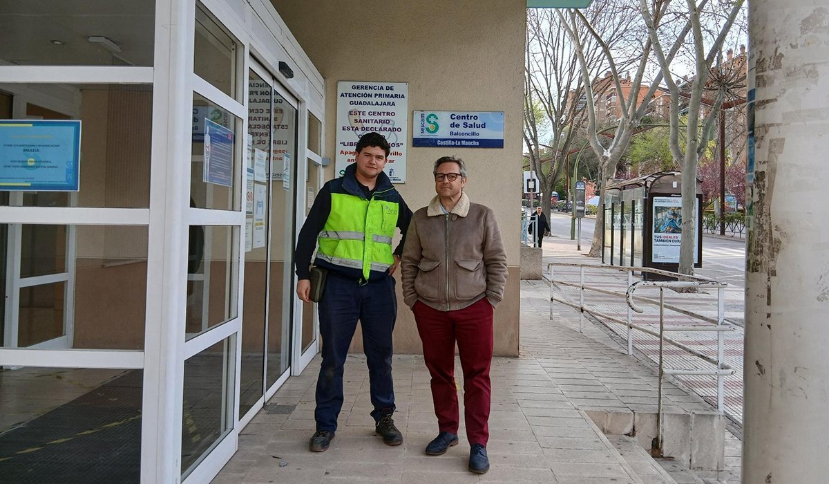 La Red de Calor de Guadalajara continúa ampliando su alcance con la conexión de tres nuevos centros sanitarios de la ciudad, el Centro de Salud El Ferial, el Centro de Salud El Balconcillo y el Instituto de Especialidades Neurológicas. Las instalaciones, dependientes del Servicio de Salud de Castilla-La Mancha (SESCAM), comienzan a abastecerse de energía térmica renovable procedente de la Red, sustituyendo los sistemas basados en combustibles fósiles que utilizaban hasta ahora. En concreto, el Centro de Salud El Ferial contaba con una instalación de gasóleo, mientras que El Balconcillo y el Instituto de Especialidades Neurológicas funcionaban con gas. Con su conexión a la Red de Calor, estos edificios pasan a recibir calefacción y agua caliente sanitaria mediante energía renovable generada a partir de biomasa forestal. La actuación se enmarca en el contrato adjudicado por la Junta de Castilla-La Mancha para el suministro térmico de varios centros sanitarios en Guadalajara y Cuenca, una iniciativa que marca un paso relevante en la transición energética de las infraestructuras públicas sanitarias de la región. El proyecto contempla la conexión de hospitales y centros de salud de ambas capitales a las redes de calor promovidas por Rebi, sustituyendo combustibles fósiles por un modelo energético más limpio y eficiente. En el caso de Guadalajara, además de los centros sanitarios ya conectados, el proyecto incluye el suministro térmico al Hospital Universitario de Guadalajara, reforzando así el papel de la Red como infraestructura de descarbonización estratégica para la ciudad. La apuesta de la Junta de Castilla-La Mancha por este proyecto responde a varios objetivos como son reducir la huella ambiental de las instalaciones públicas, mejorar la eficiencia energética del sistema sanitario y avanzar hacia un modelo menos dependiente de los combustibles fósiles. La integración de estos centros sanitarios en la Red de Calor permite además optimizar el gasto que asumen las administraciones públicas. Las redes de calor renovables permiten estabilizar los costes energéticos frente a la volatilidad de los combustibles fósiles, lo que se traduce en una mayor previsibilidad en la factura que sale de las arcas públicas. Este factor cobra especial relevancia en el actual contexto internacional. Las tensiones geopolíticas y la incertidumbre energética derivadas de los conflictos en distintas regiones del mundo, especialmente en Oriente Próximo, han puesto de relieve la vulnerabilidad de los sistemas energéticos basados en combustibles importados como el gas o el petróleo. Frente a esta situación, las redes de calor basadas en fuentes de energía renovable representan una alternativa estable, renovable y de proximidad, que permite reducir la dependencia de la energía que viene del exterior y reforzar la seguridad del suministro en infraestructuras críticas como hospitales y centros de salud. La biomasa utilizada en estas instalaciones procede principalmente de trabajos de gestión forestal del entorno, lo que refuerza además el modelo de economía circular y contribuye a la limpieza de los montes, la prevención de incendios y la generación de empleo en el medio rural. Además del ahorro económico, la conexión de estos edificios supone una reducción significativa de emisiones contaminantes asociadas a su funcionamiento. En el conjunto del contrato que integra centros sanitarios de Guadalajara y Cuenca, el nuevo modelo energético permitirá evitar la emisión de más de 50.000 toneladas de dióxido de carbono durante los cuatro años de duración del acuerdo. La conexión de estos tres centros sanitarios supone, además, un paso relevante en la colaboración entre administraciones públicas y soluciones energéticas privadas para avanzar en la descarbonización del parque edificatorio público. Un modelo que combina eficiencia, sostenibilidad y aprovechamiento de recursos locales para garantizar un suministro de energía más limpio, estable y seguro en servicios esenciales para la ciudadanía. 