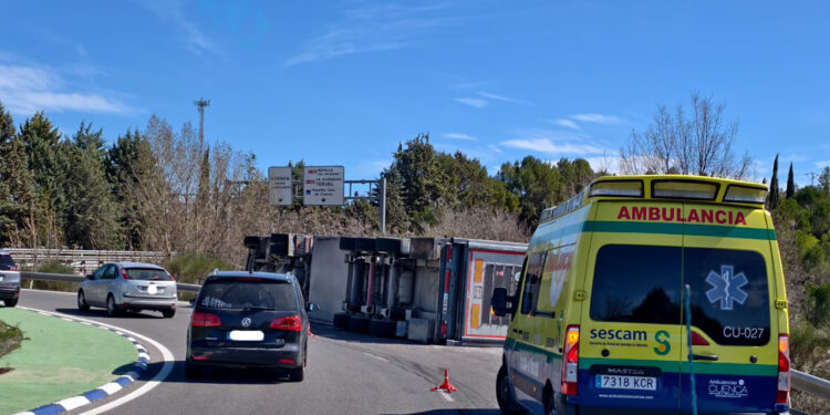 Un camión cargado de cerdos vuelca en la N-400 en Cuenca y bloquea un carril sin fuga de animales