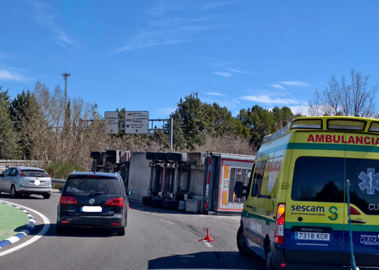 Un camión cargado de cerdos vuelca en la N-400 en Cuenca y bloquea un carril sin fuga de animales