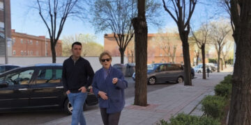 Vecinas del Alamín denuncian el mal estado de las aceras, la falta de limpieza y el abandono que sufre el barrio por el gobierno de Guarinos